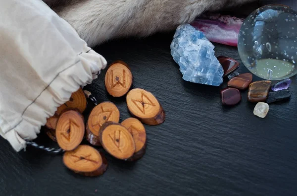 Runes en bois faites à la main — Photo