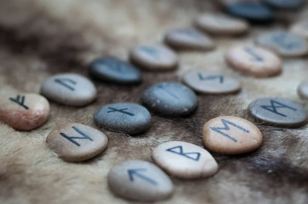 Runes de pierre sur la fourrure — Photo