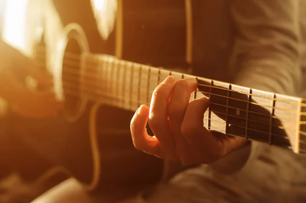 Игра на акустической гитаре — стоковое фото