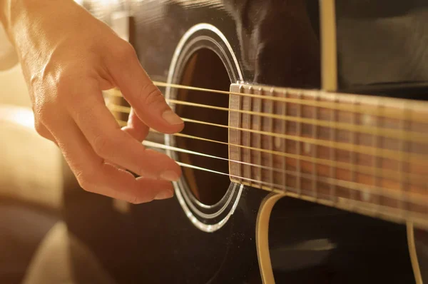 Игра на акустической гитаре — стоковое фото
