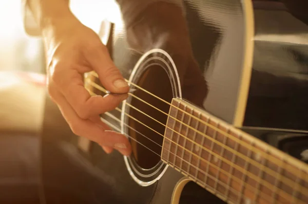 Playing acoustic guitar — Stock Photo, Image