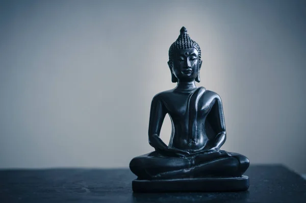 Svart staty av Buddha — Stockfoto