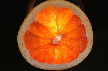 Koyu arkaplanda aydınlatmalı greyfurt