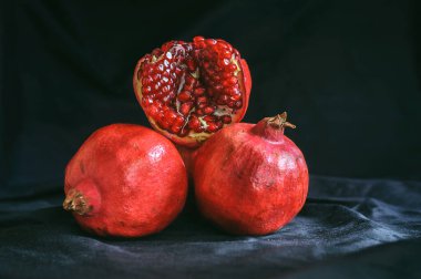 Koyu arkaplanda olgun nar.