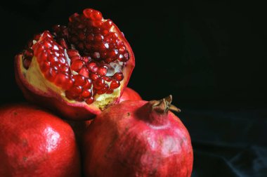 Koyu arkaplanda olgun nar.