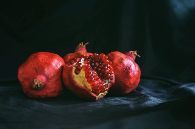 Koyu arkaplanda olgun nar.