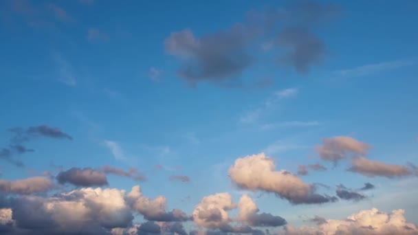 Nubes coloridas en el cielo — Vídeos de Stock