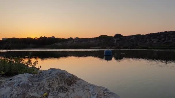 Pôr-do-sol da noite das águas calmas — Vídeo de Stock