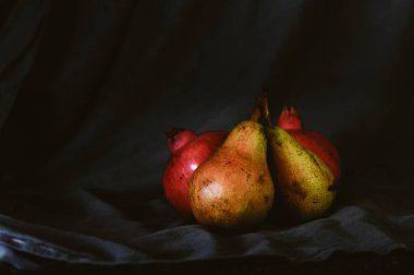 Siyah armutlu armutlar.