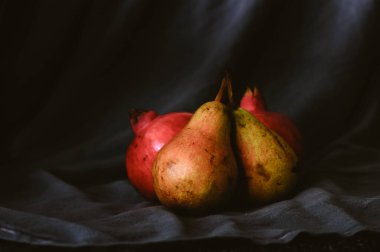 Siyah armutlu armutlar.