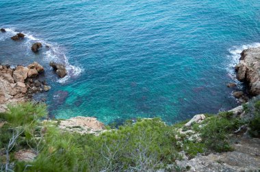 Güneşli bir günde güzel bir manzara mavi deniz ve kaya