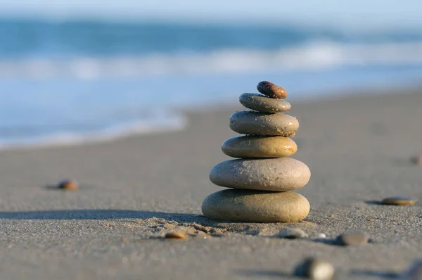피라미드 모양의 돌들 이 해변에 떨어져 있다 — 스톡 사진