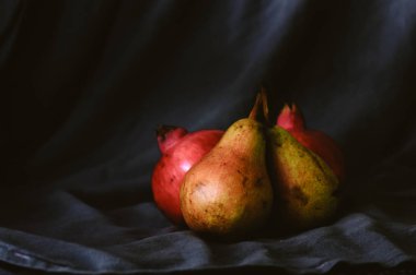 Siyah armutlu armutlar.