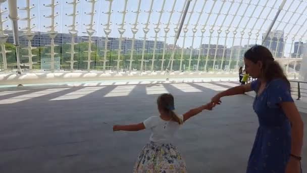 Танцює з донькою. — стокове відео