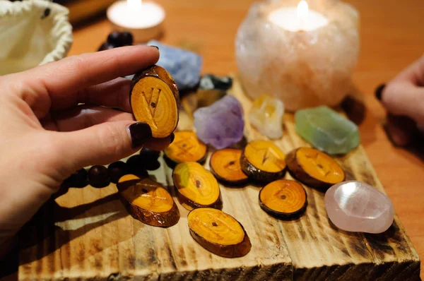 Les runes sur la table en bois avec des pierres semi-précieuses — Photo