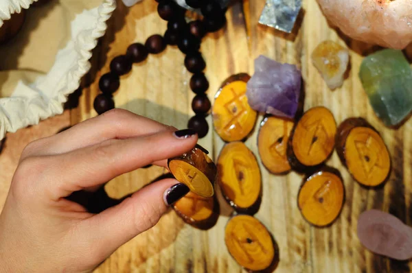 Les runes sur la table en bois avec des pierres semi-précieuses — Photo