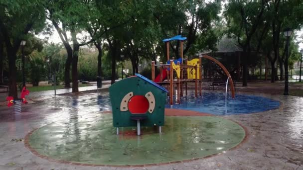 Um playground molhado vazio na chuva — Vídeo de Stock