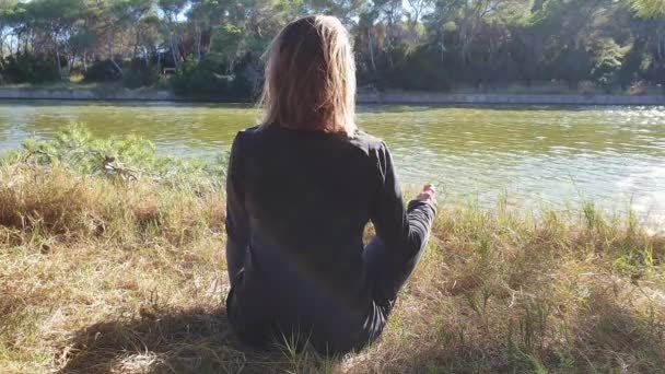 Dziewczyna medytuje na plaży — Wideo stockowe