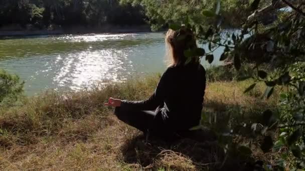Flicka som mediterar på stranden — Stockvideo