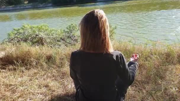 Dziewczyna medytuje na plaży — Wideo stockowe