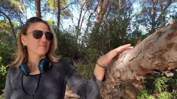 Mujer escuchando música con auriculares — Vídeos de Stock