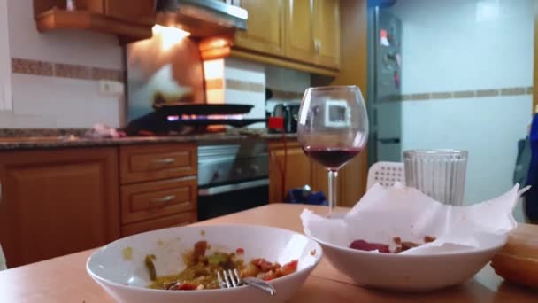ไวน์ขาวและไวน์แดงบนโต๊ะในครัว — วีดีโอสต็อก