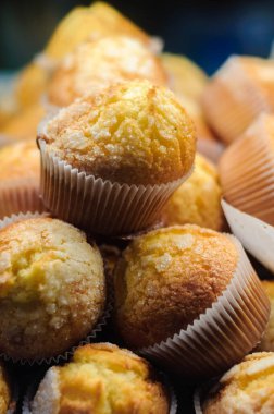 Sergilenen taze, klasik kekler.