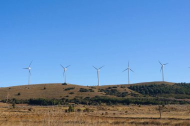 Beyaz rüzgar jeneratörüne elektrik veriyor.