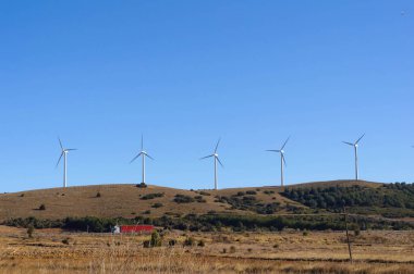 Beyaz rüzgar jeneratörüne elektrik veriyor.