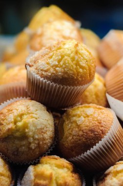 Sergilenen taze, klasik kekler.