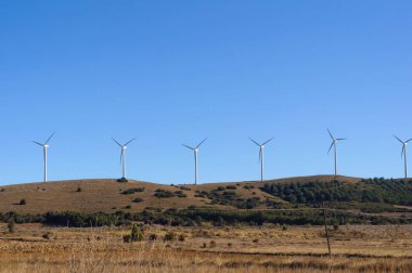 Beyaz rüzgar jeneratörüne elektrik veriyor.