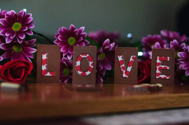 Üzerinde aşk yazan çikolata harfleri.