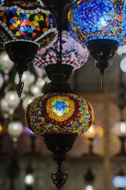 Mozaik tarzında çok renkli parlayan güzel ışıklar