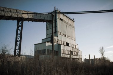 bir çimento fabrikası kalıntıları