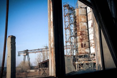 bir çimento fabrikası kalıntıları