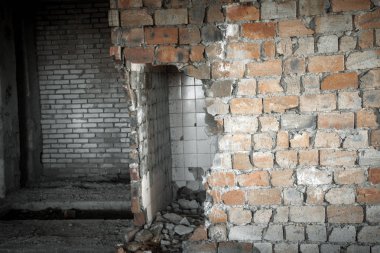 Eski bir tuğla duvara kırmak