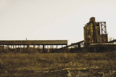bir çimento fabrikası kalıntıları