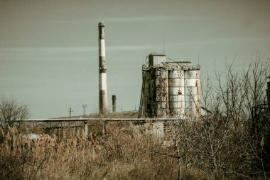bir çimento fabrikası kalıntıları
