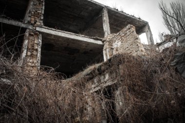 yıkılan bina kalıntıları