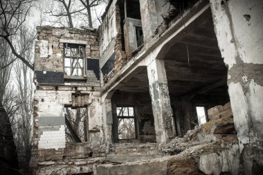 yıkılan bina kalıntıları
