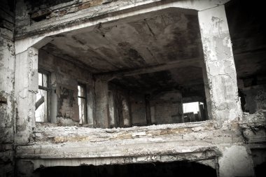 yıkılan bina kalıntıları