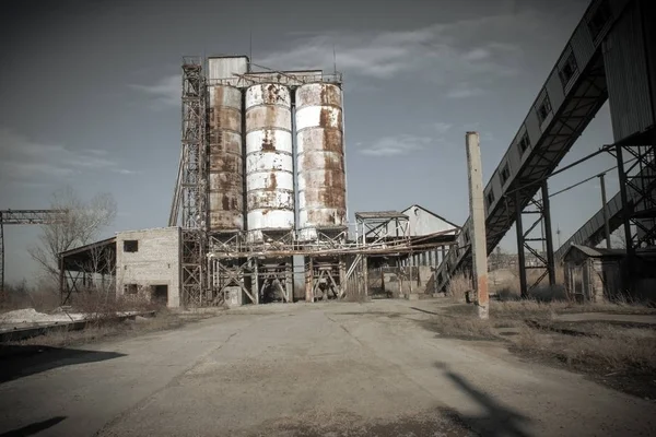 Ruinen einer Zementfabrik — Stockfoto