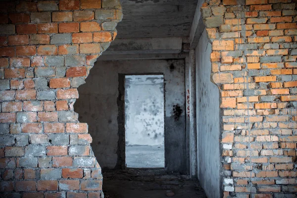 Break in an old brick wall — Stock Photo, Image