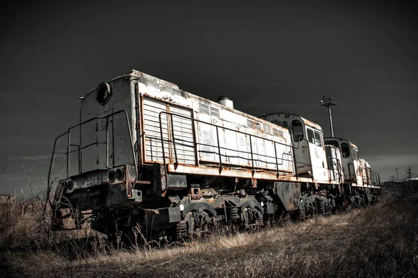 Velho comboio de locomotiva enferrujado numa central nuclear — Fotografia de Stock