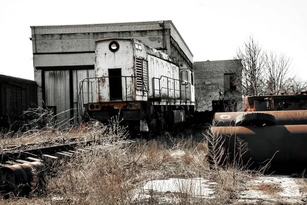 Железнодорожный локомотив на развалинах — стоковое фото