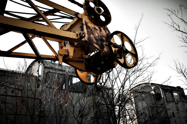 Explosión de una grúa contra una locomotora — Foto de Stock