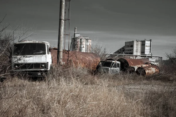 废墟上的旧生锈卡车驾驶室。 — 图库照片