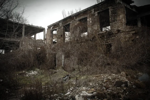 Ruinerna av den förstörda byggnaden — Stockfoto
