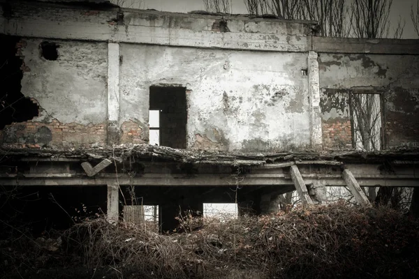 Las ruinas del edificio destruido — Foto de Stock