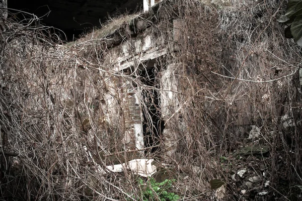 Τα ερείπια του κατεστραμμένου κτηρίου — Φωτογραφία Αρχείου
